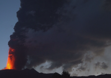 Вулканът Етна за пореден път предложи изключителен спектакъл изригна