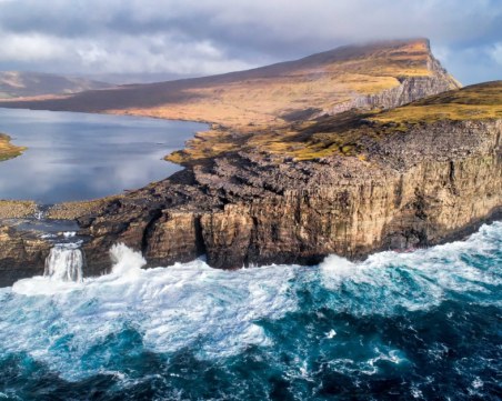 Езерото, което виси над океана