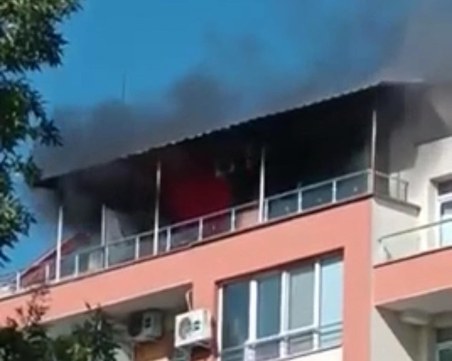 Пожар избухна в блок в София, изпепели апартамент