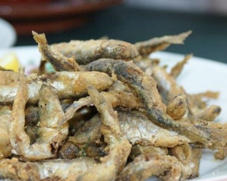 С колко поскъпва рибата и морските дарове от рибарската лодка до масата ни ?