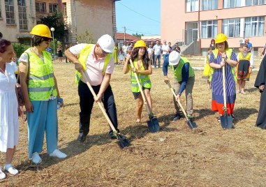 Първа копка на строежа на физкултурен салон в училищния двор