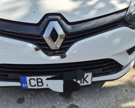 Пълен абсурд! Лепят фекалии по колата на жена в Асеновград