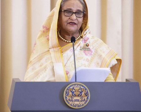 Премиерът на Бангладеш избяга от страната след месец на смъртоносни протести