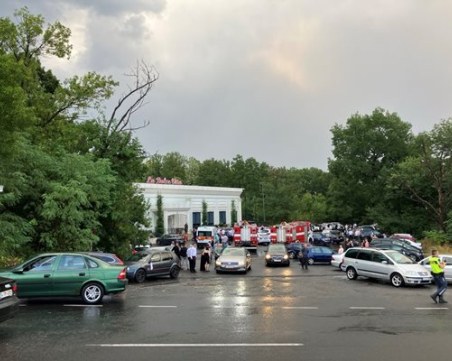 Срути се таван на сватбен салон в Кърджали, 7 души са в болница