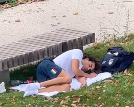 Заради липса на климатици - олимпийски шампион спи в парк в Париж