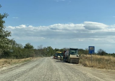 С бързи темпове напредва ремонтът на пътя Брезово Розовец