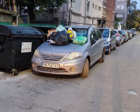 Акт на отмъщение? Автомобил в Пловдив осъмна покрит с боклуци
