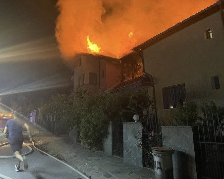 Изгоряха покривите на две къщи във вилната зона в село Храбрино