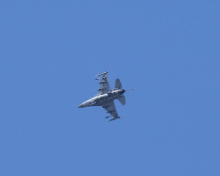 Израелски военни самолети предизвикаха паника в Бейрут