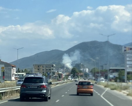 Пожар гори в Асеновград, три екипа огнеборци от Пловдив са на място