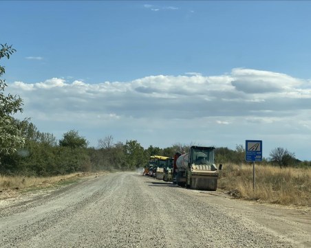Ремонтът на пътя Брезово - Розовец напредва бързо, през септември ще е готов