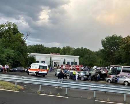 Трима са задържани след срутването на тавана на сватбена зала в Кърджали