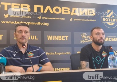 Старши треньорът на Ботев Душан Керкез и футболистът Николай Минков