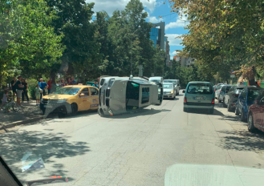 Пловдивски джип се удари такси и се преобърна в центъра