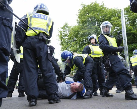 Какво се крие зад антиимигрантското насилие, което избухна във Великобритания