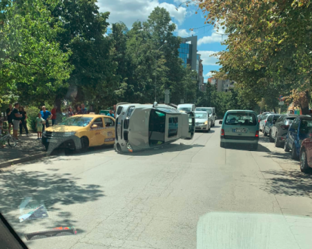 Пловдивски джип се удари в такси и преобърна във Велико Търново
