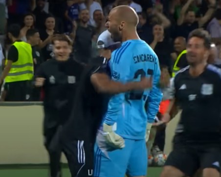 Вратар вкара гол и даде асистенция в огромна сензация в Лигата на конференциите