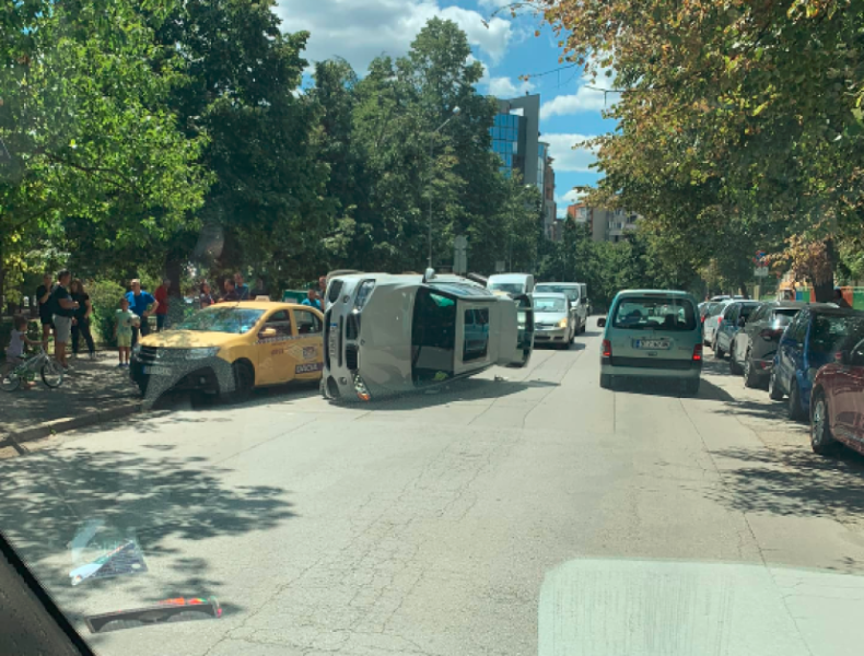 Пловдивски джип се удари в такси и преобърна във Велико Търново