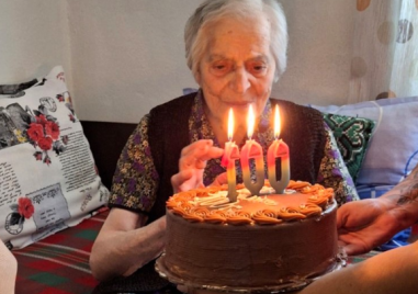 Зам кметът на Асеновград инж Петър Петров изпрати специален плакет на