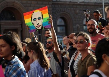 Втори ден продължават протестите пред Народното събрание срещу забраната в