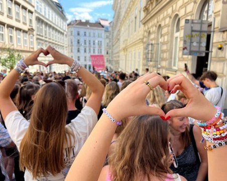 Хиляди фенове на Тейлър Суифт пяха и плакаха из улиците на Виена, след като концертите бяха отменени