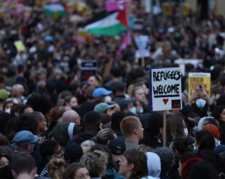 Контрапротест срещу расизма и мигрантите след седмица на безредици в Англия