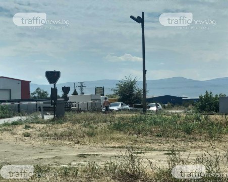 За по-бързо: Шофьори преминават през спусната бариера на жп прелез в Пловдивско