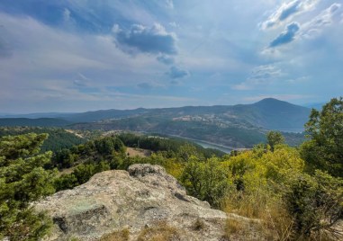 Четирима спасители от пожарната служба и двама полицаи от Кърджали