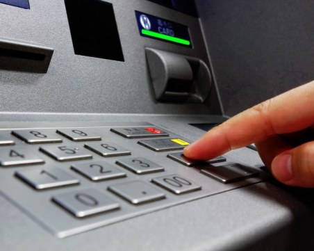 68-годишна жена изтегли 10 000лв. от сметката на свой съселянин в Пазарджишко