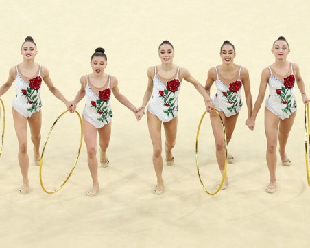 Блестящи! Ансамбълът ни по художествена гимнастика влиза в битката за олимпийските медали