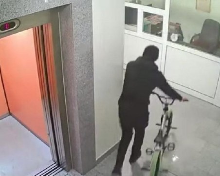 Мъж влиза в жилищни сгради в 