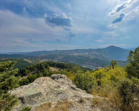 Жена е паднала от стръмен скат при язовир Кърджали
