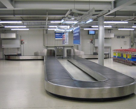 Жена почина след инцидент с багажна лента на летище