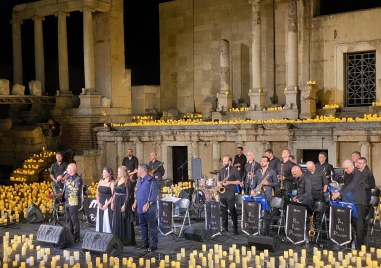 17 хиляди двещи и близо 3 000 фенерчета озариха снощи