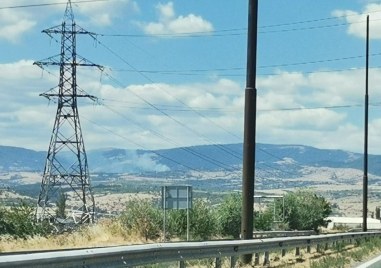 Голям пожар се запали този следобед в благоевградското село Лисия