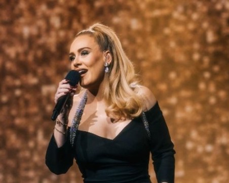 Певицата Адел обяви своя годеж