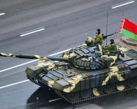 Беларуската армия се придвижва с танкове към границата с Украйна