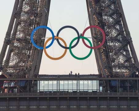 Евакуираха Айфеловата кула заради гол мъж, катерил се по нея