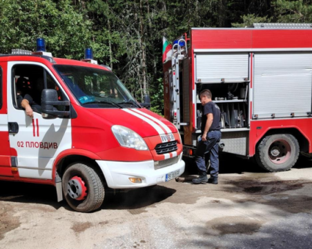 Голям пожар избухна в имот с газови бутилки край Русе