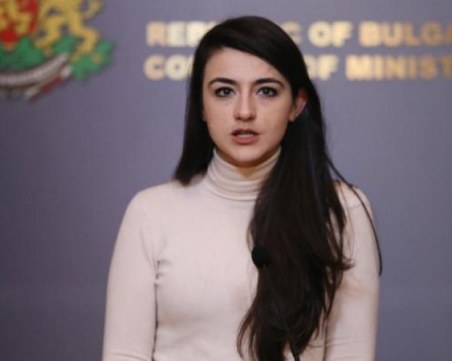 Лена Бориславова получила призовка от прокуратурата, докато се разхожда с детето си