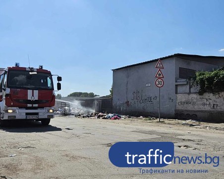 Пламна купчина с боклуци, трупана до училището в Шекера, пожарникари на място