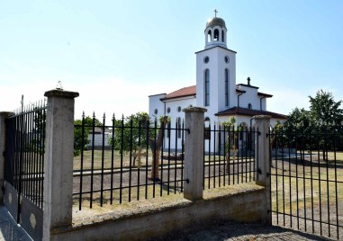 Крислово обновява храм Рождество на Пресвета Богородица и се готви