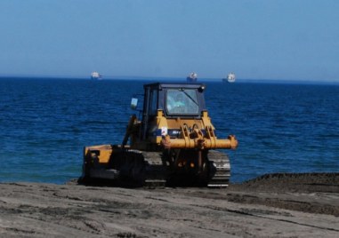 Състоянието на детето  прегазено от трактор на плаж  се подобрява съобщиха за