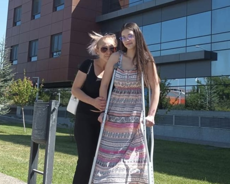 15-годишната Никол, прегазена от кола в Сопот, започна рехабилитация в Гърция