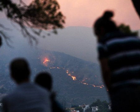 Евакуираха две болници заради огнения ад до Атина, хиляди напускат домовете си