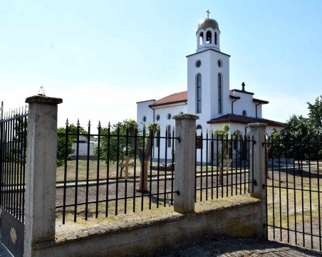 Крислово обновява своя храм „Рождество на Пресвета Богородица