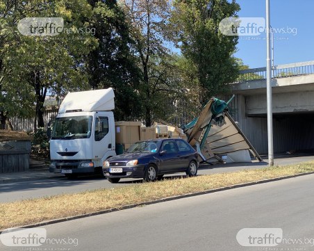 Никой не гледа знаците: Мостът на УХТ взе поредния „скалп” на камион