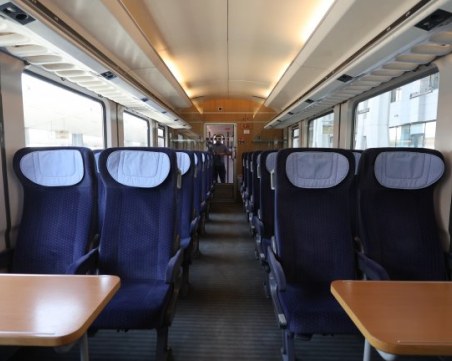 С новодоставените вагони ще се движи от днес бързият влак „Чайка