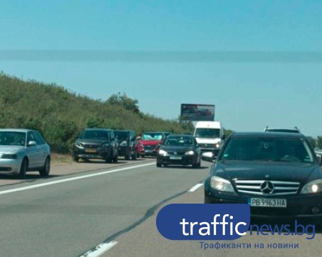 Верижна катастрофа образува тапа на АМ 