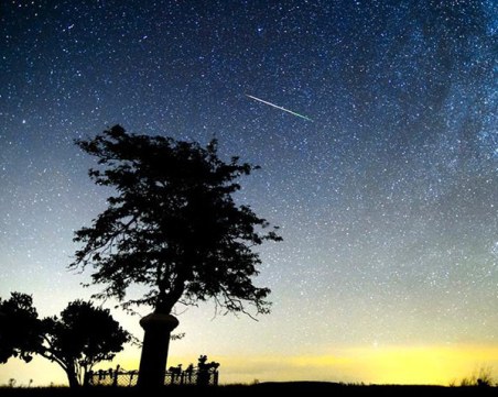Звездопад днес: Над 50 падащи метеора на час очакваме в днешния пик на Персеидите